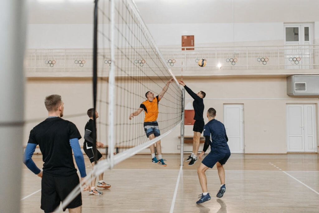 O jogo na quadra vôlei é um esporte.